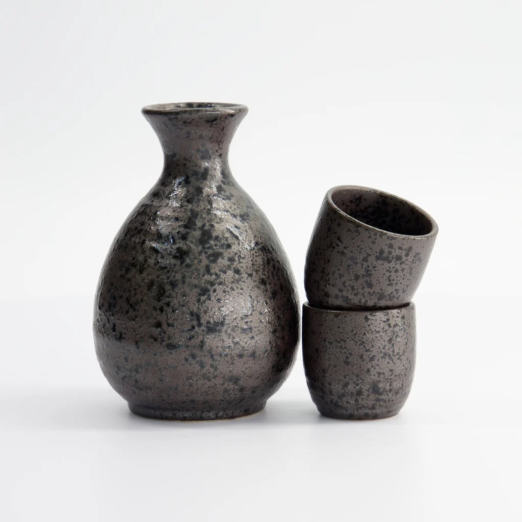 Sake Set 1:2 Kuro Tetsusabi 8x12.5cm + 4.5x4.5cm (300ml +50ml) 3pcs - Image 2