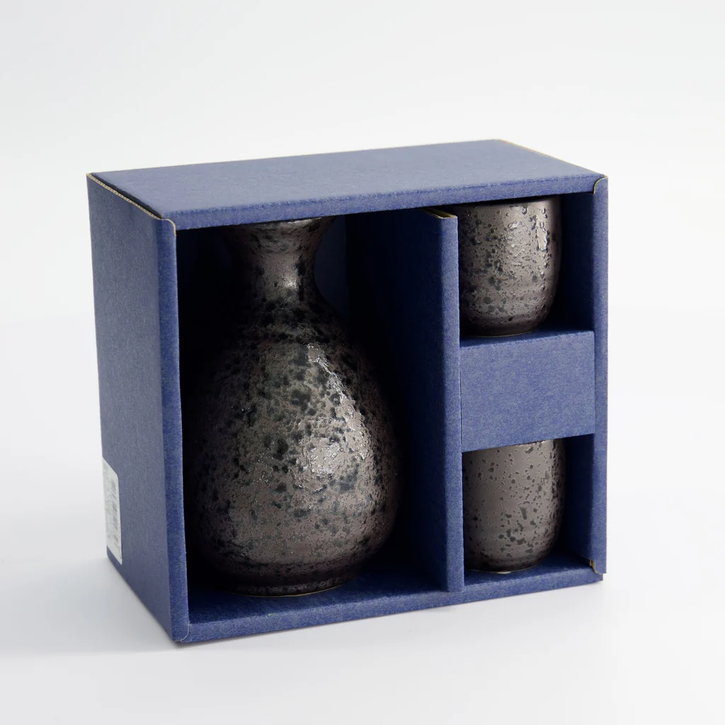 Sake Set 1:2 Kuro Tetsusabi 8x12.5cm + 4.5x4.5cm (300ml +50ml) 3pcs - Image 3