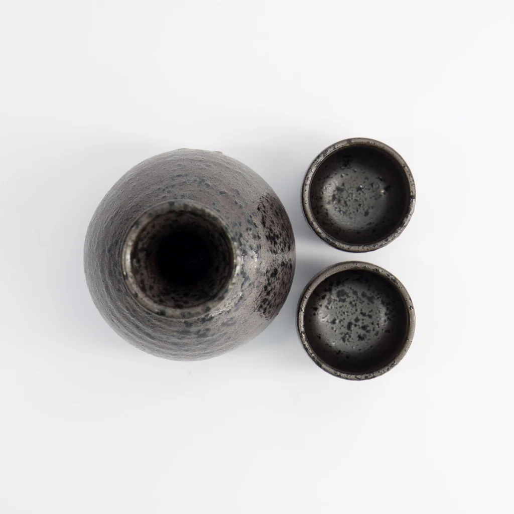 Sake Set 1:2 Kuro Tetsusabi 8x12.5cm + 4.5x4.5cm (300ml +50ml) 3pcs - Image 4